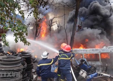 Một Nhân viên bảo vệ tử vong trong vụ cháy kho hàng tại Hà Đông